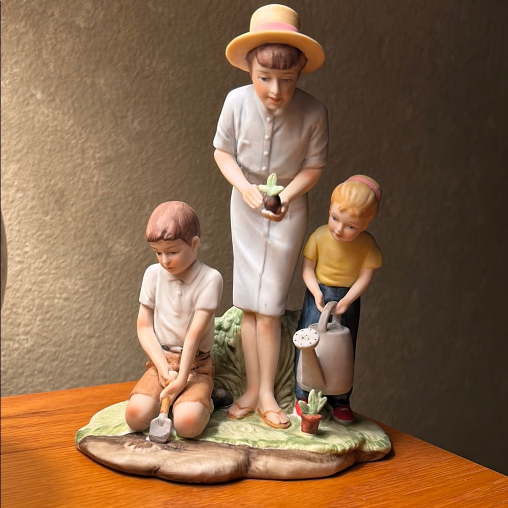Authentic Norman Rockwell Figurine
Planting the Garden. Mint condition